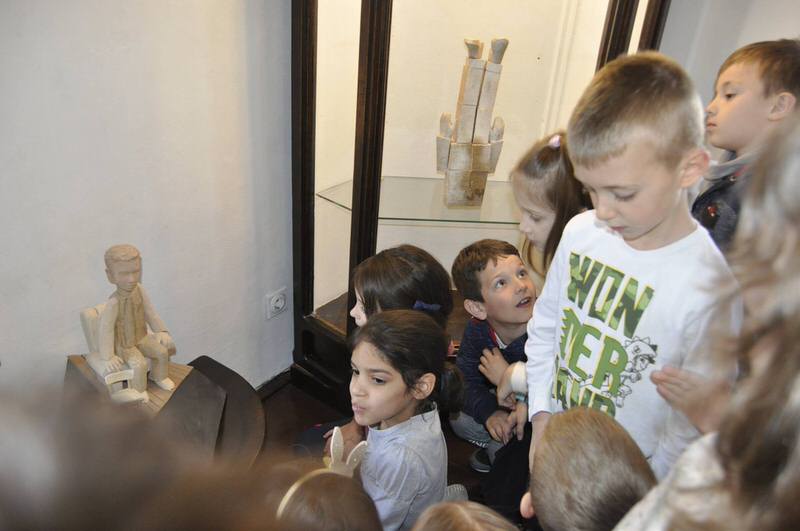 Прваци у посети изложби скулптура "Листа жеља" у Ранчићевој кући